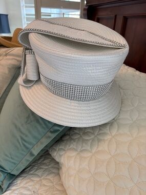 Chic White Women's Derby Hat with Silver Beaded Band Detail Large Diameter EUC